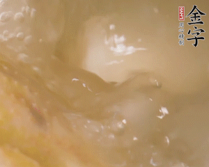 沸騰后撈出蔥結(jié)，小火燉45分鐘，加山藥再燉15分鐘。