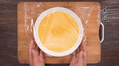 去除雞蛋液浮沫后，沸水上鍋蒸6分鐘。