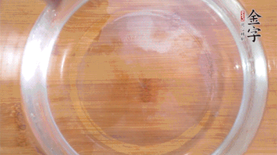 金字火腿切小片，浸泡5分鐘。