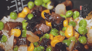 出鍋前加蠔油、生抽調(diào)味，撒點(diǎn)熟白芝麻即可。