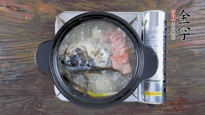 放豆腐、海鮮菇繼續(xù)中小火煮5分鐘。