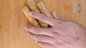 山藥去皮切斜刀塊，毛豆去外殼去膜，姜切片。