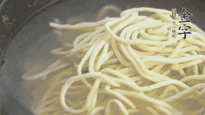 面條煮熟過(guò)涼水備用。