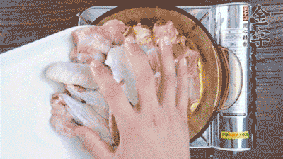 加料酒、蔥姜焯水2分鐘，清洗備用。