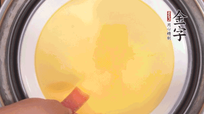 將火腿片均勻鋪上，繼續(xù)蒸6分鐘。