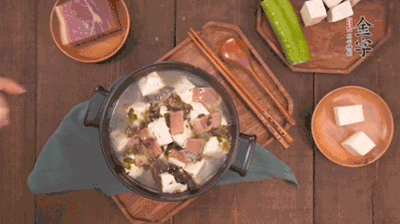 出鍋前撒蔥花。