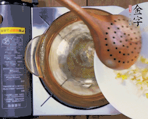 春筍丁焯水，1分鐘后加火腿丁一同汆燙1分鐘。