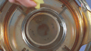 金字淡咸肉加姜片、料酒，冷水入鍋焯水。