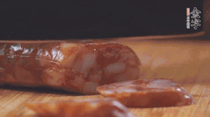 金字麻辣香腸切片，小青菜焯熟備用。