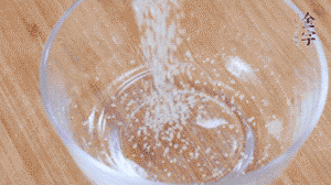 制作醬汁：1湯匙蠔油、1湯匙涼開水、2湯匙生抽、1/2湯匙白砂糖、少許辣椒圈。