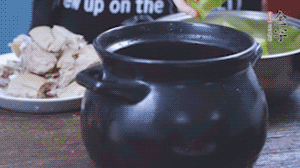 另起砂鍋，依次放入蘿卜、羊肉、火腿蹄片，加料酒、清水沒過食材。