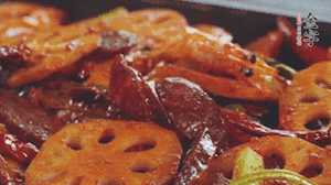 撒上芝麻和蔥，一道鮮香熱辣的麻辣香腸香鍋就做好了！