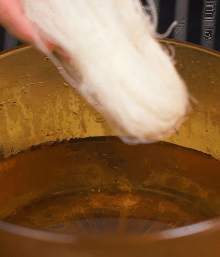 咸肉剁成咸肉糜，加入蔥姜末、香油攪拌均勻。