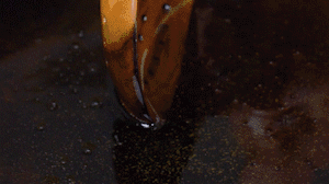 茄子切成長(zhǎng)條，拍上生粉入油鍋炸制。