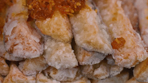 茄子撈出后放入雞精和XO醬拌均勻。
