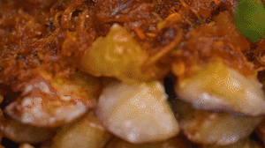 把茄子一條一條的擺好放在盤(pán)子上，上鍋蒸制3到4分鐘，出鍋后撒上蔥花。