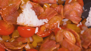 將米飯倒入鍋中搗散，同其他食材混合拌炒均勻關(guān)火。