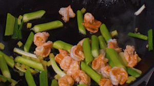 加入煎好的蝦仁，XO醬，以適量鹽、糖進行調(diào)味翻炒。