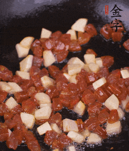 鍋中熱油，下香腸丁、茭白丁大火炒出香味。倒入米飯拍散，炒2～3分鐘。