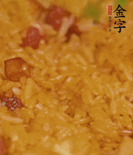 放一撮鹽、生抽少許，倒入炸好的芋頭。最后撒蔥花、蒜末翻炒均勻。