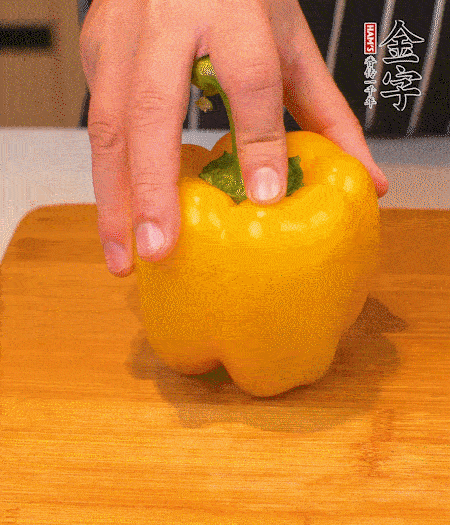 干花菇提前泡發(fā)，胡蘿卜、青椒、黃椒和花菇切丁，小紅椒切圈，小蔥切末。