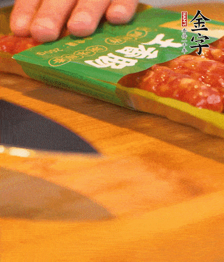 洋蔥切丁，金字土香腸切片。