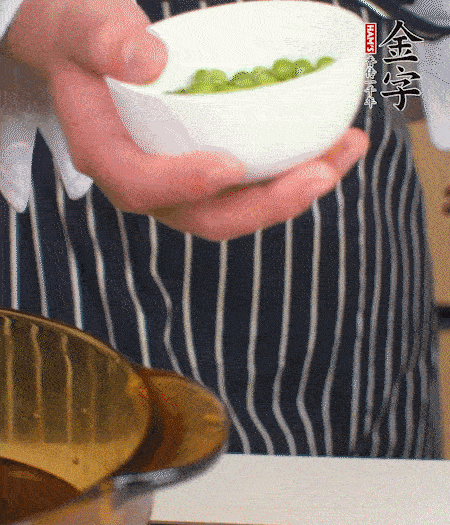 胡蘿卜、豌豆和干花菇焯水。