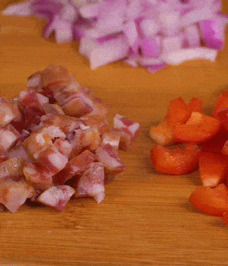 黃椒、紅椒、白洋蔥、土豆、大蔥分別切丁。金字10°鮮低溫香腸切丁。