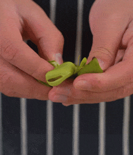 選用鮮嫩蠶豆，剝?nèi)ネ鈿ち粝露姑紫磧簦_成兩瓣。