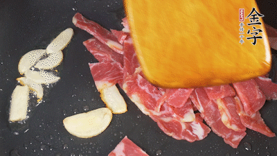 意面按照包裝時間煮熟過涼水，金字淡火腿切成小片。