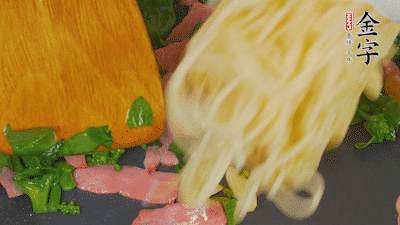 鍋中倒油燒熱，蒜片煸香，淡火腿略翻炒。