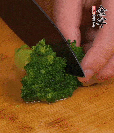 西蘭花用淡鹽水浸泡十幾分鐘后過開水焯燙熟后撈出。