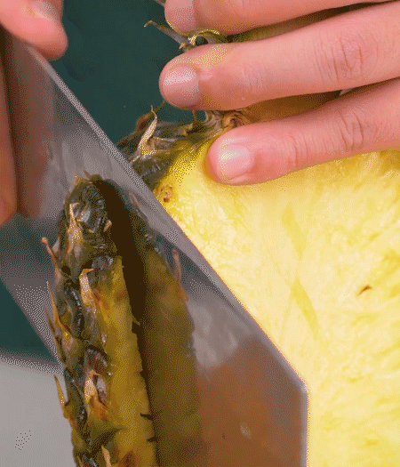 鳳梨去皮把果肉切塊，醬肉切小塊。