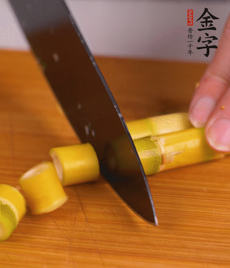 小野筍剝?nèi)ネ馄ぃ谐尚《巍?>
					</div>
					<span>步驟 2/7</span>
					<p>小野筍剝?nèi)ネ馄?，切成小段?/p>
				</li><li>
					<div   id=