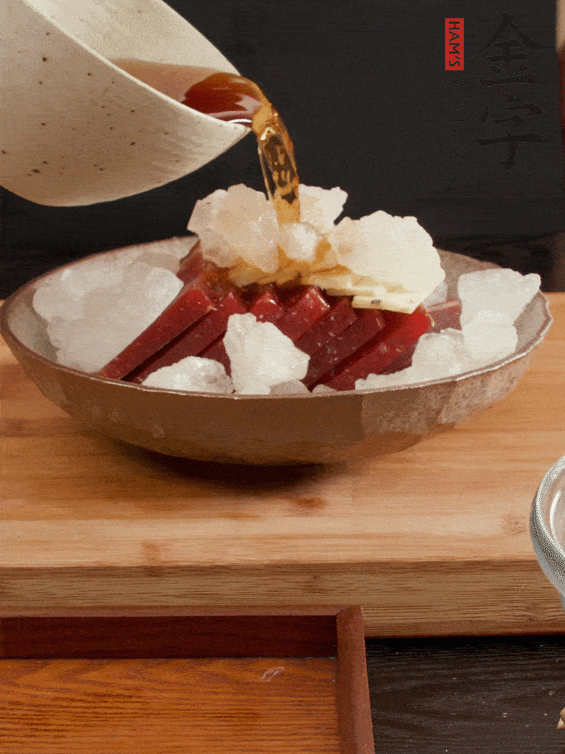 加姜片、冰糖、黃酒、水，蒸60分鐘，將火腿的咸逼出來。