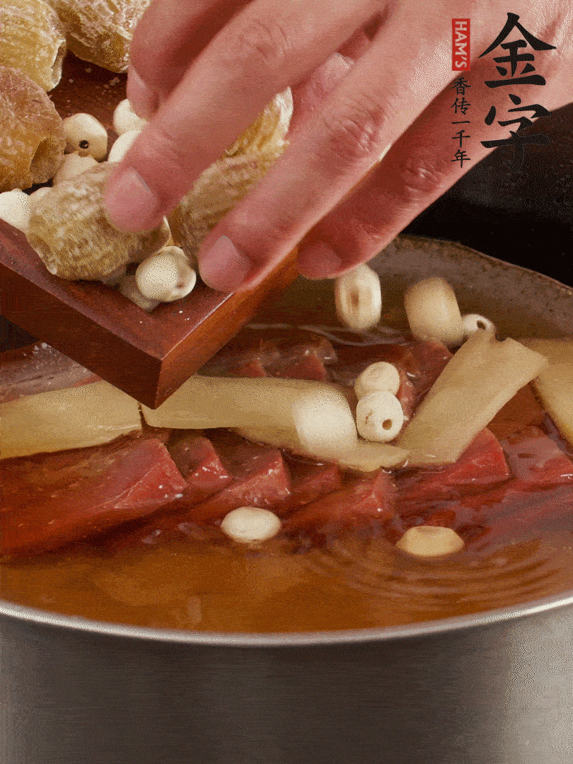 待冰糖融化后，放入蜜棗、蓮子同蒸25分鐘左右。