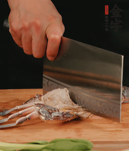 蟹殼拆開，去掉蟹肺、蟹心、蟹腮，切成4小塊。