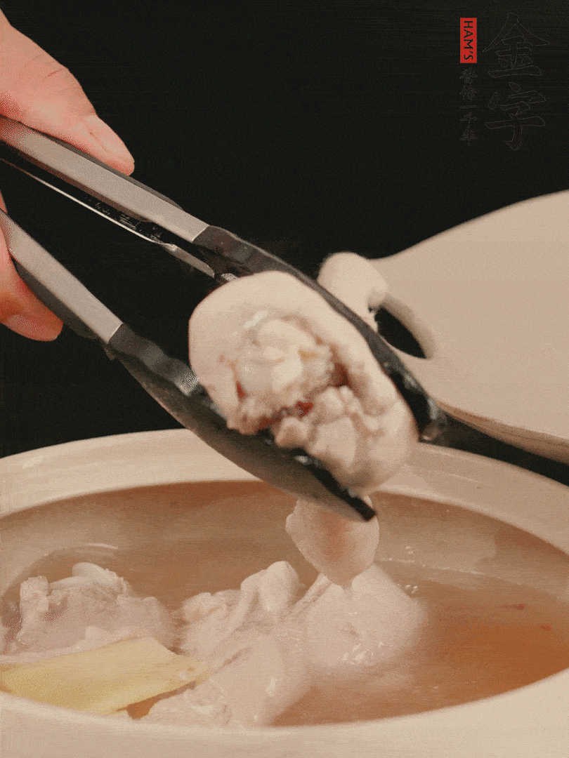 雞腿放入砂鍋，加姜片、料酒、清水，中火燉煮20分鐘撈出。