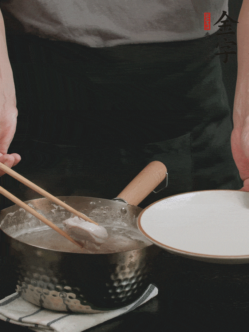 雞塊冷水下鍋，加姜片、料酒焯水，撈出洗凈備用。