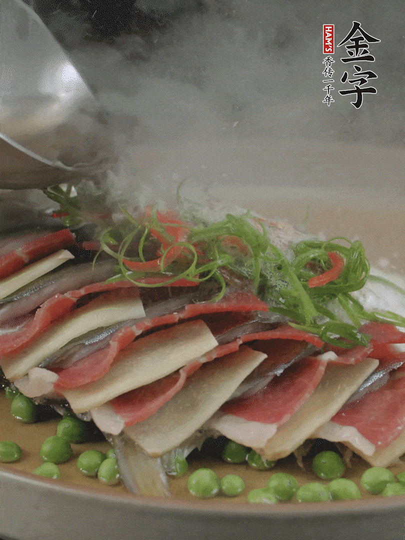 表面放上蔥絲、紅椒絲，淋上熱油。