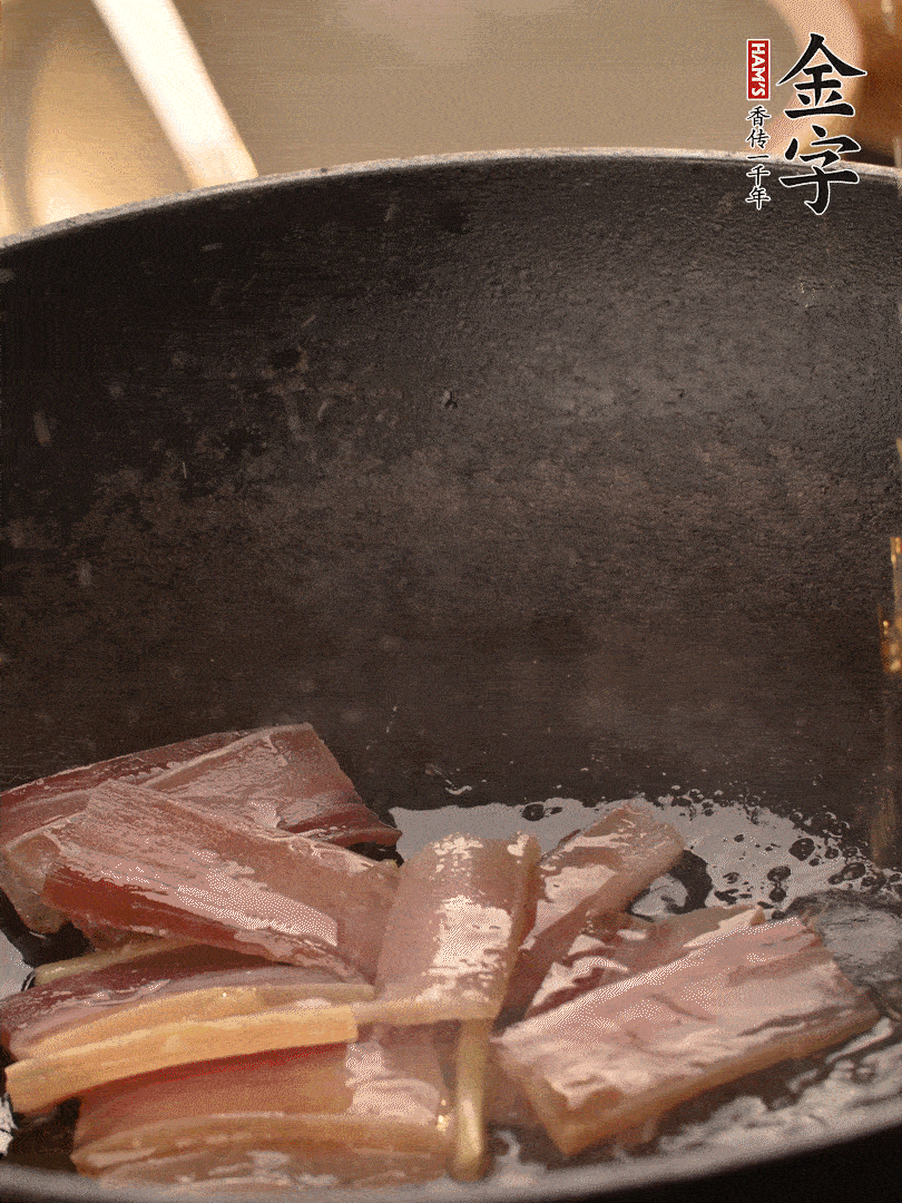 再下春筍繼續(xù)翻炒。