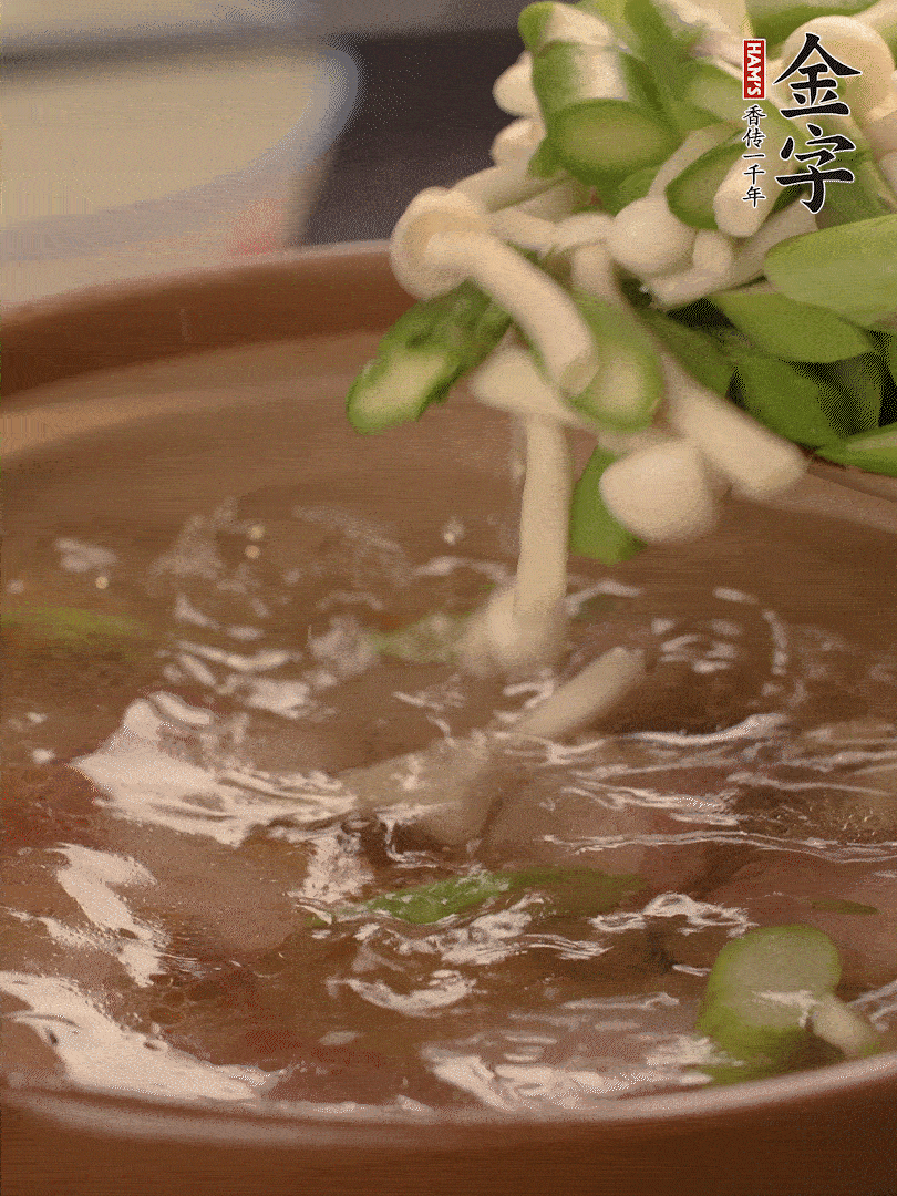 咸肉肥肉部分變透明時(shí)，加清水，放蘆筍、白玉菇大火煮開(kāi)。