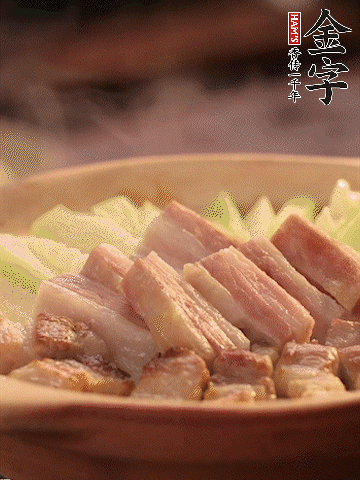 金字淡咸肉切條，焯水備用。