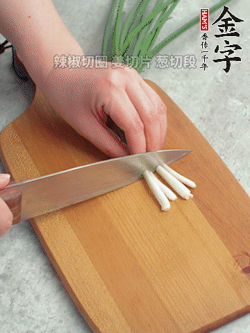 切好的咸肉鋪在碗邊，然后把千張放在中間。