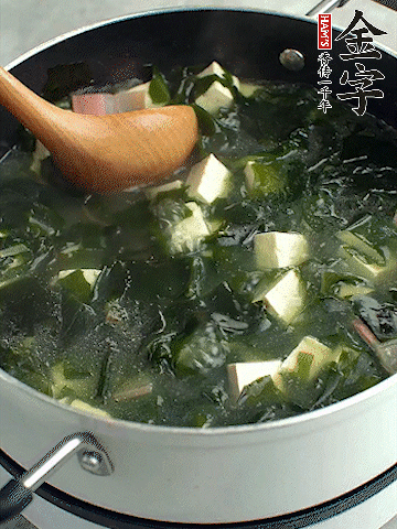 煮到沸騰后，再放入豆腐蓋蓋子煮3分鐘。