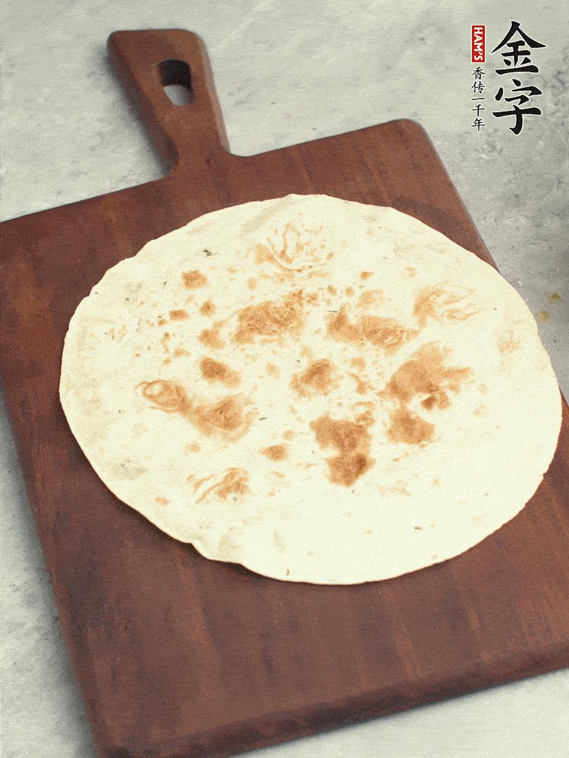 食材依次鋪在卷餅皮上，卷起來(lái)。