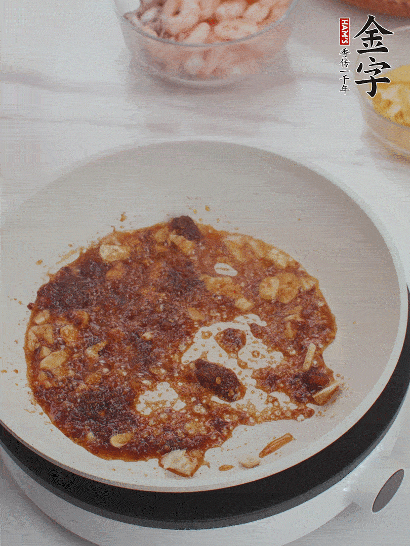 冷鍋熱油，1大勺金字火腿XO醬、蒜末炒香，倒粉絲一起炒。