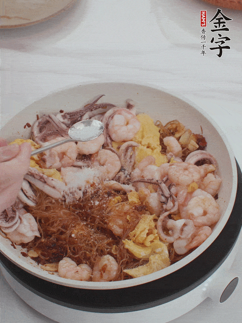 加雞蛋，蝦仁，魷魚混合。