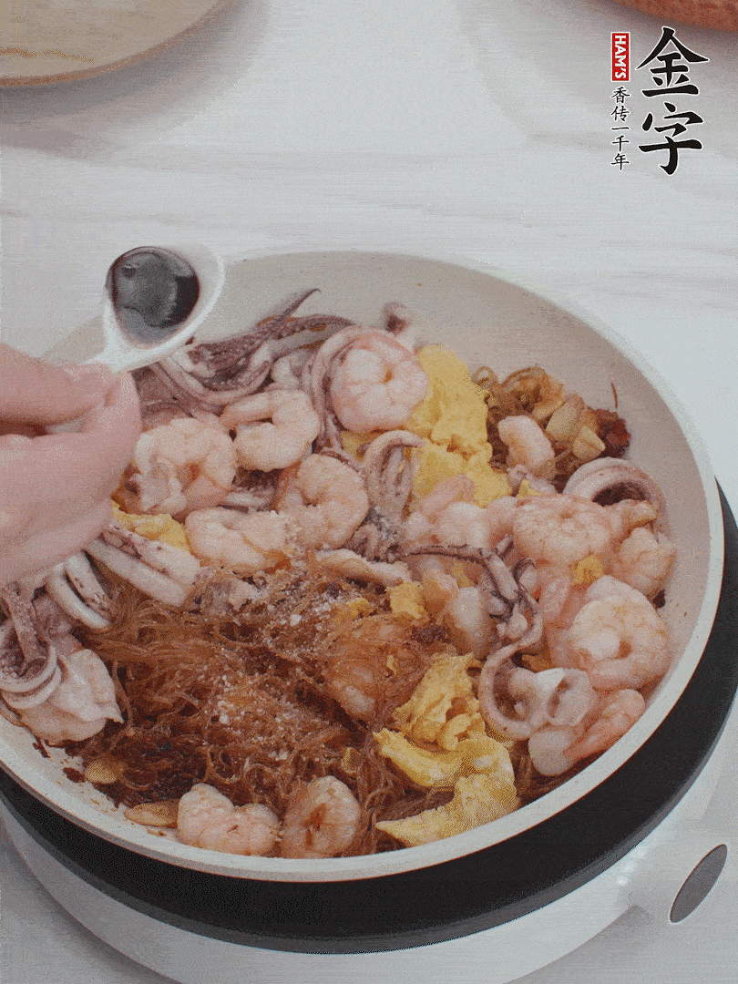 放1/3勺鹽、1/3勺雞精、1/3勺糖、2/3勺生抽調(diào)味。