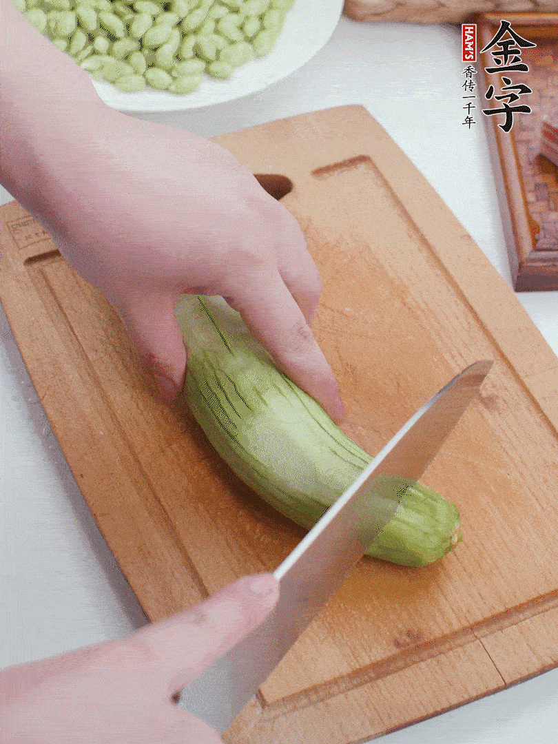 絲瓜去掉外皮，去掉兩端，切成滾刀塊。